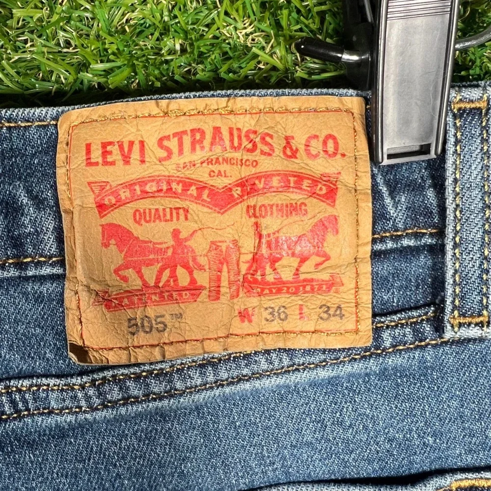 Levis 505 Regular Fit Straight Leg Blue Jeans Mens 36x34 (Measures 36x32)